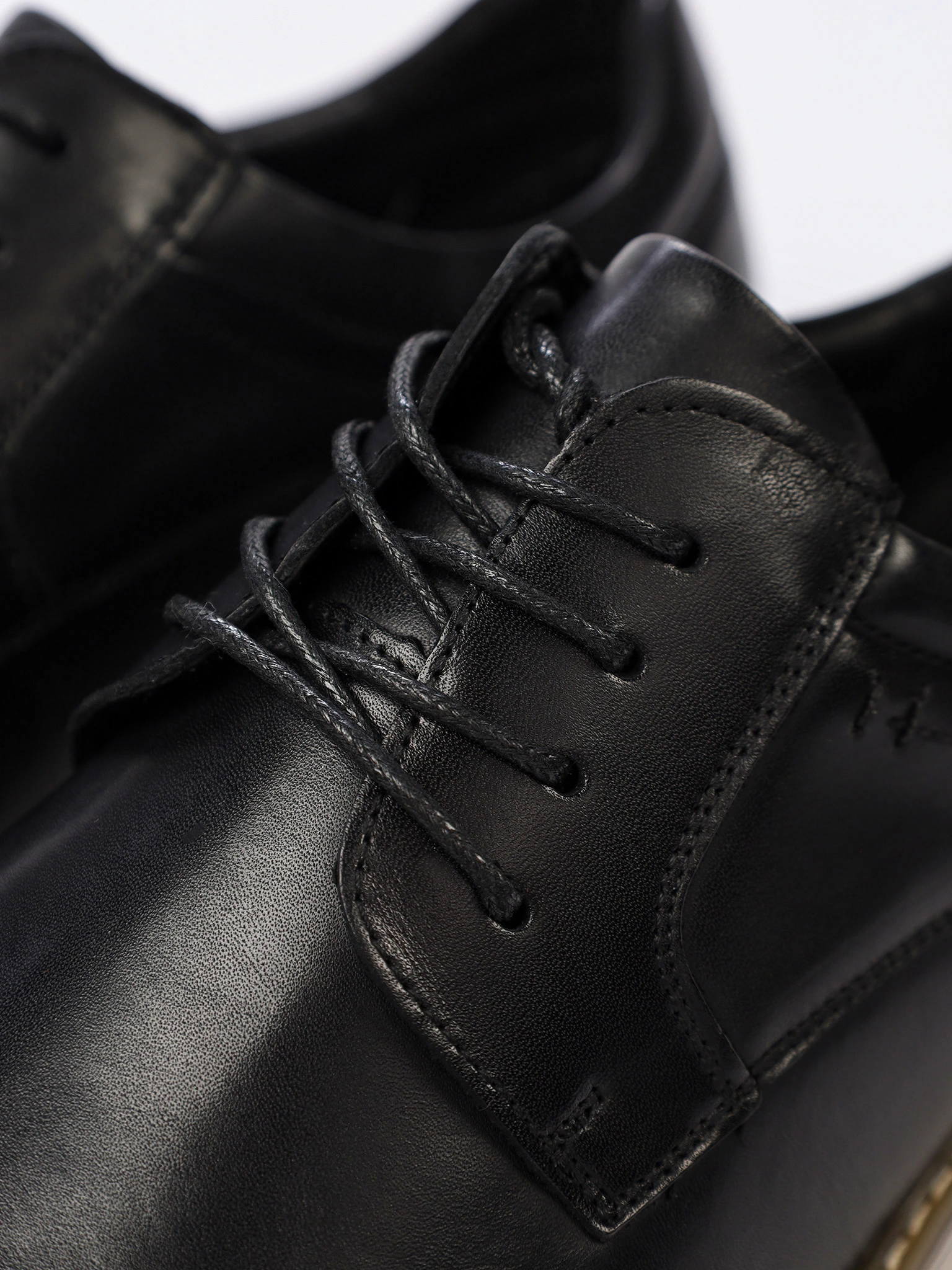 Туфли-дерби черного цвета со шнуровкой